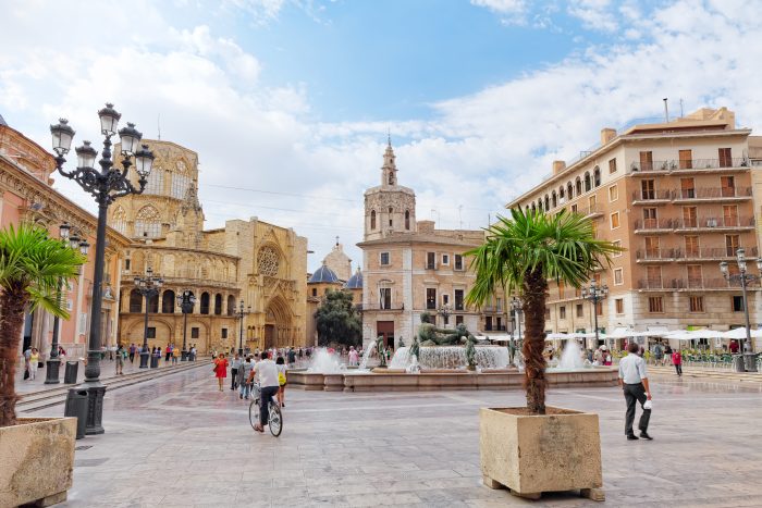 Plaza de la Virgen mit der Kathedrale