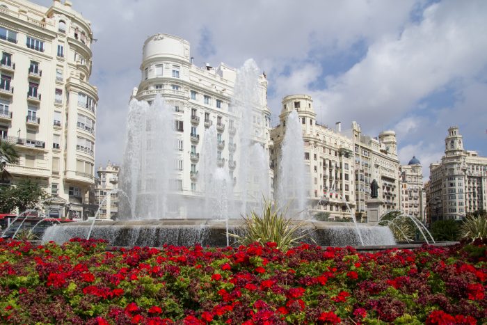 Decoración floral en una plaza de Valencia