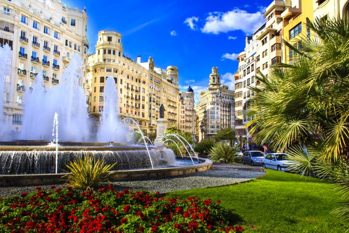 Plaza del Ayuntamiento - fontána a historické budovy Valencie